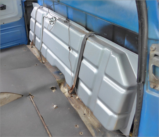 Why are old stepside pickups' steel fuel tanks less likely to corrode?